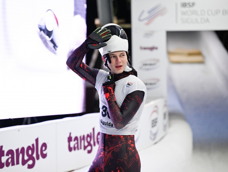 Uz pjedestāla tikai latvieši! Mūsu skeletonisti triumfē Eiropas junioru čempionātā!