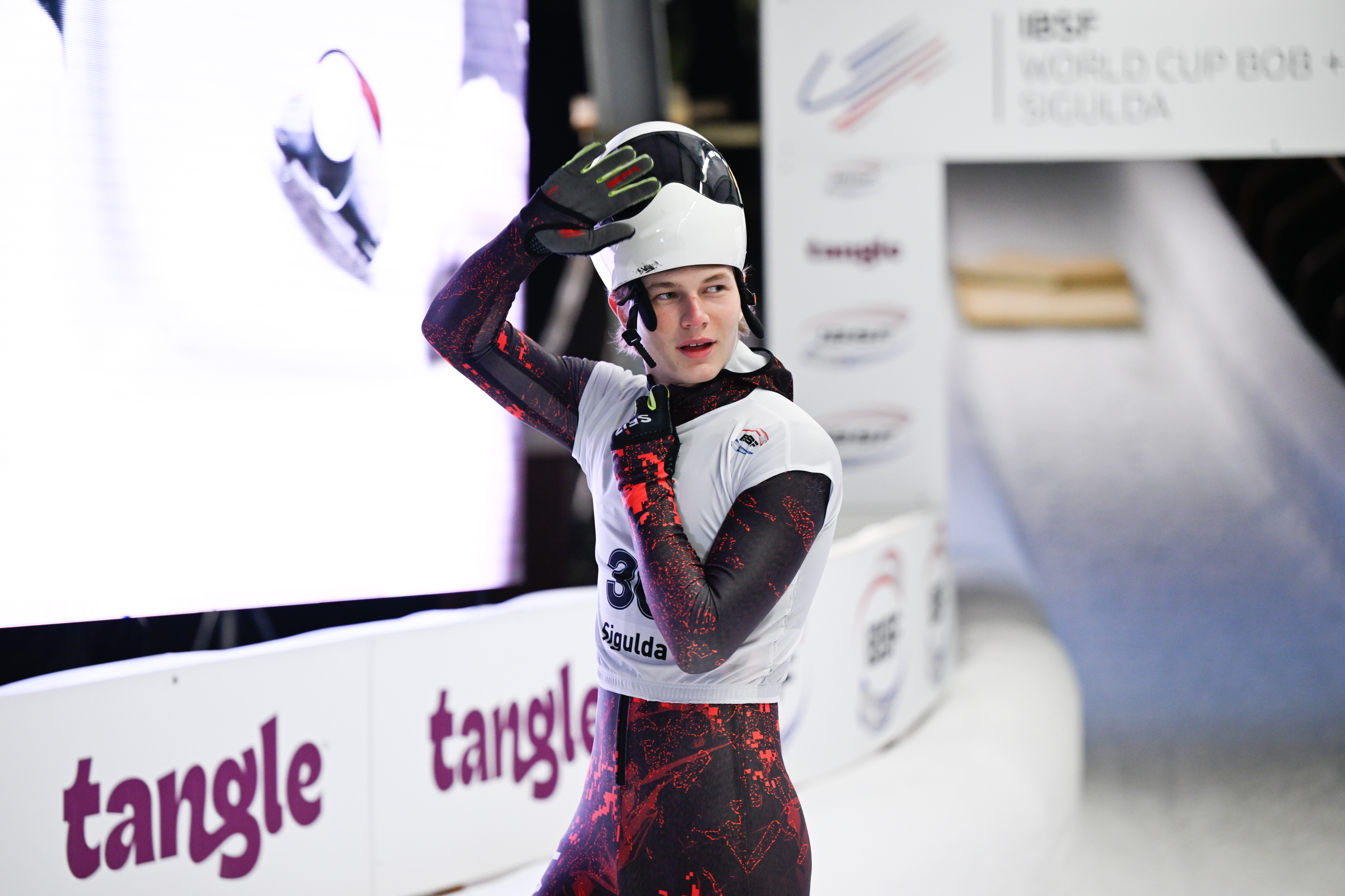 Uz pjedestāla tikai latvieši! Mūsu skeletonisti triumfē Eiropas junioru čempionātā!